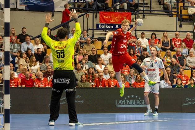 Theo Straub (24, Ludwigshafen) überwindet Torwart Yahav Shamir (55, Hüttenberg)