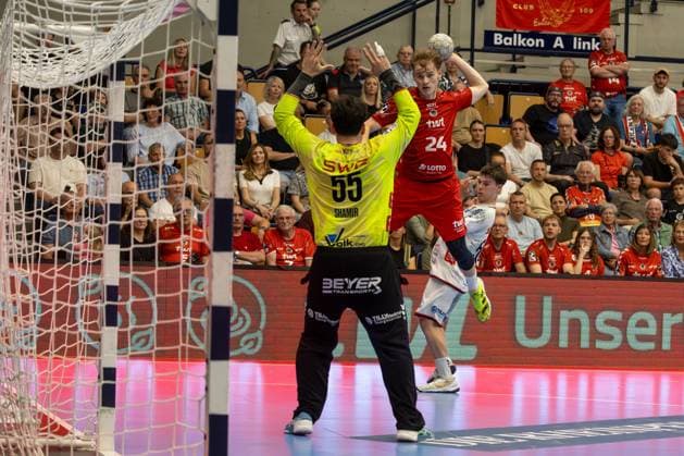 Theo Straub (24, Ludwigshafen) überwindet Torwart Yahav Shamir (55, Hüttenberg)