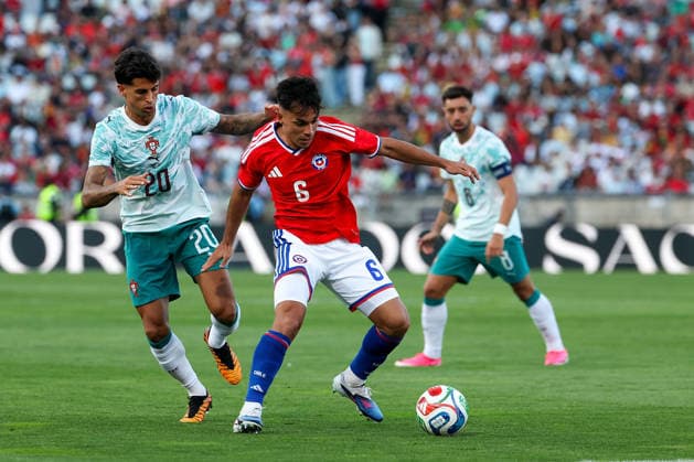 Joao Cancelo Portugal , Vicente Pizarro Chile in action, with the ball during the international friendly match between Portugal and Chile at Estadio Nacional do Jamor on June 6, 2026, in Oeiras, Portugal The match serves as preparation for the 2026 FIFA World Cup in the United States Copyright: JoaquimxFerreira