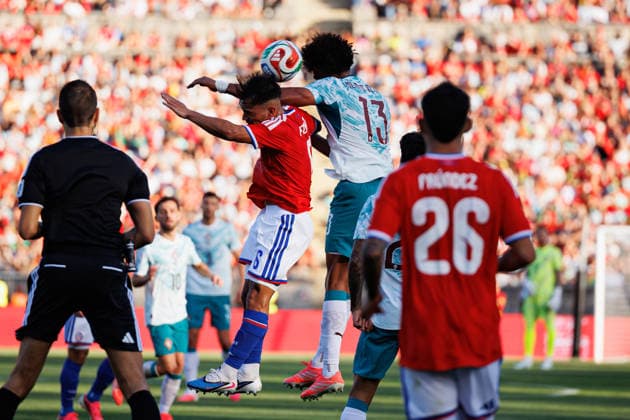 Vicente Pizarro and Renato Veiga seen during International Friendly, Länderspiel, Nationalmannschaft game between national teams of Portugal and Chile (Luis Loureiro Ball Raw Images PT) Oeiras Estadio Nacional Portugal Copyright: xLuisxLoureirox luisloureiro_portugal_chile_2526-64