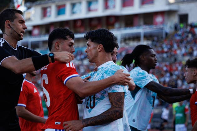 Felipe Faundez and Joao Cancelo seen during International Friendly, Länderspiel, Nationalmannschaft game between national teams of Portugal and Chile (Luis Loureiro Ball Raw Images PT) Oeiras Estadio Nacional Portugal Copyright: xLuisxLoureirox luisloureiro_portugal_chile_2526-74