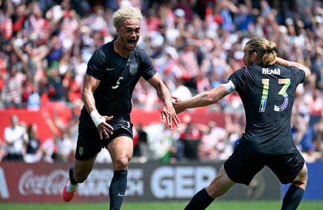 Soccer, international match, men, friendly match for the 2026 World Cup, Soldier Field, Chicago USA Germany cheers Antonee Robinson USA after his goal for 1 1 cheers, joy, action