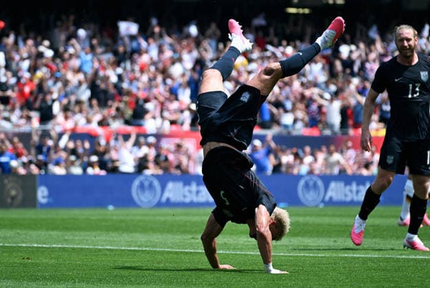Soccer, international match, men, friendly match for the 2026 World Cup, Soldier Field, Chicago USA Germany cheers Antonee Robinson USA after his goal for 1 1 cheers, joy, action