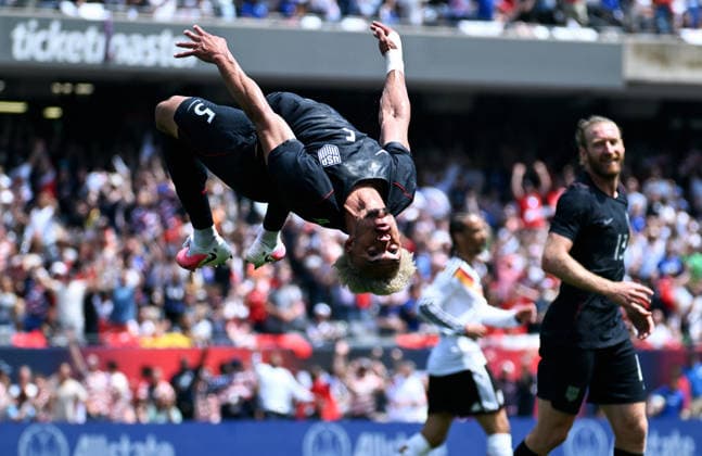 Soccer, international match, men, friendly match for the 2026 World Cup, Soldier Field, Chicago USA Germany cheers Antonee Robinson USA after his goal for 1 1 cheers, joy, action