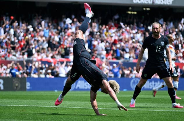 Soccer, international match, men, friendly match for the 2026 World Cup, Soldier Field, Chicago USA Germany cheers Antonee Robinson USA after his goal for 1 1 cheers, joy, action