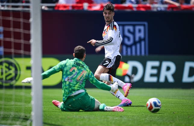 Soccer World Cup 2026 test match in Chicago 06 06 2026 USA Germany Kai Havertz right, Germany against goalkeeper Matt Freese left, USA