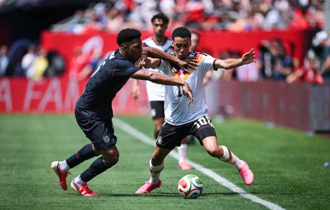 Soccer World Cup 2026 test match in Chicago 06 06 2026 USA Germany Christian Pulisic right, Germany against Alex Freeman left, USA