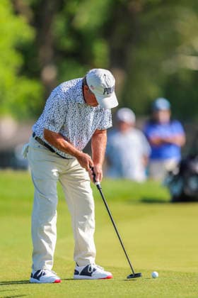 MADISON, WI - JUNE 06: Gene Sauers from Palm Beach Gardens, FL makes a birdie putt on the first hole during the second round of the PGA, Golf Herren Tour Champions American Family Insurance Championship golf tournament on June 6, 2026 at TPC Wisconsin Golf Course in Madison, WI. (Photo by Lawrence Iles Icon Sportswire) GOLF: JUN 06 PGA TOUR Champions American Family Insurance Championship EDITORIAL USE ONLY Icon2606060012