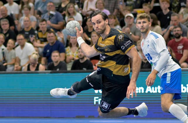 06 06 2026, Dresdens Sebastian Greß successful, on the right Dessaus Yannick Marcos Pust, handball, 2 Bundesliga, last matchday of the season, HC Elbflorenz Dresden Dessau Rosslauer HV, c Dresden