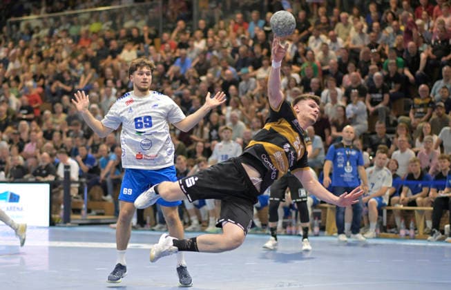 06 06 2026, Dresdens Ediz Aktas, left Dessaus Niklas Döbbel, handball, 2 Bundesliga, last matchday of the season, HC Elbflorenz Dresden Dessau Rosslauer HV, c Dresden
