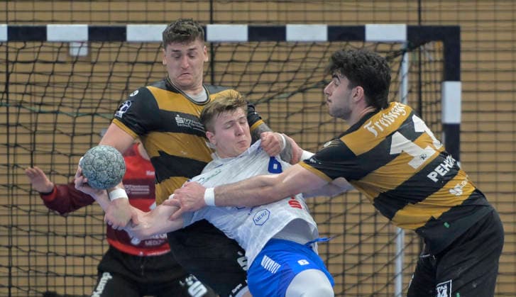06 06 2026, Dresdens Oliver Seidler and Dresdens Doruk Pehlivan tackle Dessaus Fritz Leon Haake, Handball, 2 Bundesliga, last matchday of the season, HC Elbflorenz Dresden Dessau Rosslauer HV, c Dresden