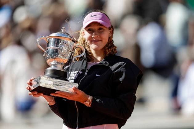 Paris, France June 6 Mirra Andreeva celebrates with the winner™s trophy after winning her match against Maja Chwalinska of Poland during the Women™s Final on Day Fourteen of the 2026 French Open at Roland Garros on June 6, 2026 in Paris, France Photo by JustPictures Paris Roland Garros France Copyright: x x2026xEurasiaxSportxImagesx jp-en-EuSpIm-AB6_Roland_Garros_06Jun2026_PR745