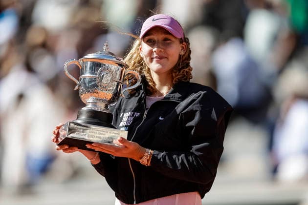 Paris, France - June 6: Mirra Andreeva celebrates with the winner™s trophy after winning her match against Maja Chwalinska of Poland during the Women™s Final on Day Fourteen of the 2026 French Open at Roland Garros on June 6, 2026 in Paris, France. (Photo by JustPictures) Paris Roland Garros France *** Paris, France June 6 Mirra Andreeva celebrates with the winner™s trophy after winning her match against Maja Chwalinska of Poland during the Women™s Final on Day Fourteen of the 2026 French Open at Roland Garros on June 6, 2026 in Paris, France Photo by JustPictures Paris Roland Garros France Copyright: x x2026xEurasiaxSportxImagesx jp-en-EuSpIm-AB6_Roland_Garros_06Jun2026_PR747
