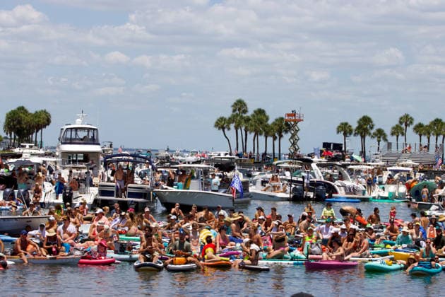 June 6, 2026, St Petersburg, Florida, USA: Thousands of people on the water and on shore attended the finals of the St. Pete Pier during the Red Bull Cliff Diving World Series. The United States KAYLEA ARNETT and JAMES LICHTENSTEIN took the top spots on the podium for both the women s and the men s competition. St Petersburg USA - ZUMAd225 20260606_znp_d225_006 Copyright: xZoraidaxDiazx