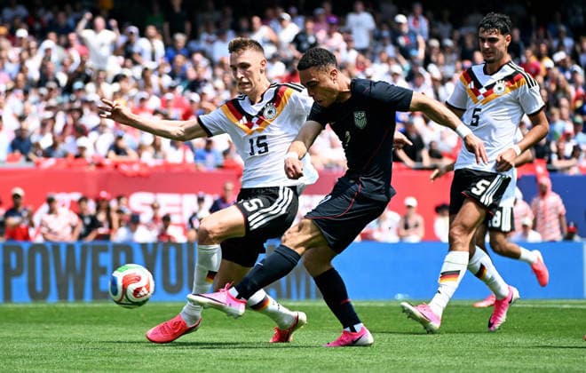 Soccer, International match, Men, Friendly match for the 2026 FIFA World Cup, Soldier Field, Chicago USA Germany 1 2 Nico Schlotterbeck GER , Sergino Dest USA