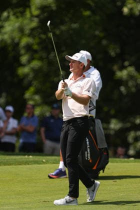 DUBLIN, OH - JUNE 06: Justin Rose of England hits an approach shot on the 9th hole during the third round of the Memorial Tournament presented by Workday at Muirfield Village Golf Club on June 6, 2026 in Dublin, OH. (Photo by Ian Johnson Icon Sportswire) GOLF: JUN 06 PGA, Golf Herren the Memorial Tournament presented by Workday EDITORIAL USE ONLY Icon260606018