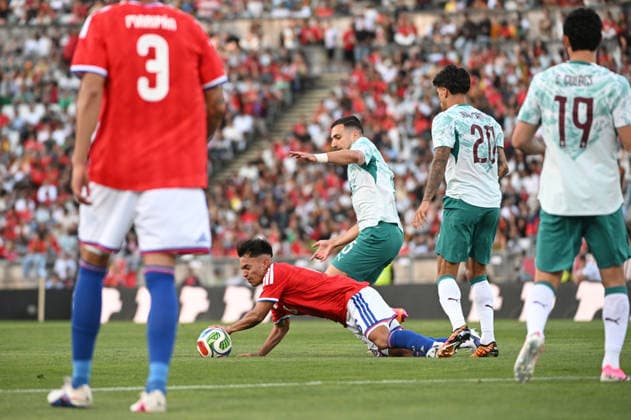 June 6, 2026, Lisbon, Lisbon, Portugal: VICENTE PIZARRO midfielder of Chile suffers a foul during the International Friendly, Länderspiel, Nationalmannschaft match at the Estadio Nacional (Jamor) in Oeiras, Portugal, on June 6, 2026. Lisbon Portugal - ZUMAr238 20260606_zip_r238_032 Copyright: xRicardoxRochax