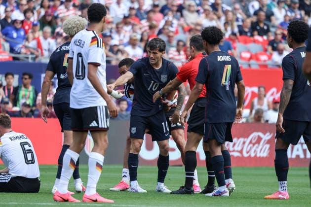 CHICAGO, USA - June 6: Christian Pulisic (10 USMNT) argues with the referee during the International Friendly, Länderspiel, Nationalmannschaft game between the US Men’s national team, Nationalteam and Germany at Soldier Field on Saturday, June 6 in Chicago, USA  Copyright: xShainaxBenhiyoun SPPx Sportspressphoto_SPR162038