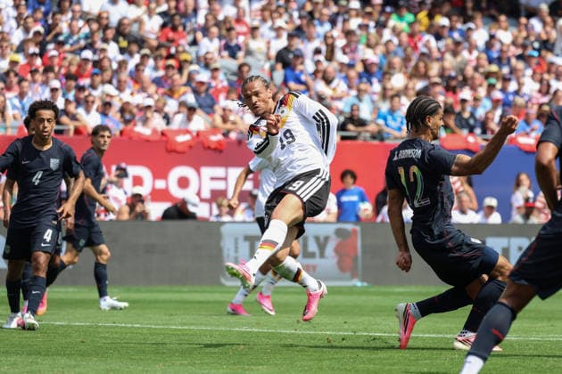 CHICAGO, USA - June 6: Leroy Sané (19 Germany) in action during the International Friendly, Länderspiel, Nationalmannschaft game between the US Men’s national team, Nationalteam and Germany at Soldier Field on Saturday, June 6 in Chicago, USA  Copyright: xShainaxBenhiyoun SPPx Sportspressphoto_SPR162045
