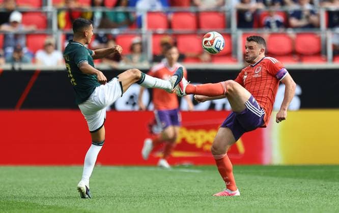 Roberto Fernandez of Bolivia competes for the ball with John McGinn of Scotland Bolivia v Scotland, International Friendly, Länderspiel, Nationalmannschaft Football, Sports Illustrated Stadium, New Jersey, USA - 06 Jun 2026New Jersey Sports Illustrated Stadium United States of America EDITORIAL USE ONLY No use with unauthorised audio, video, data, fixture lists, club league logos or live services. Online in-match use limited to 120 images, no video emulation. No use in betting, games or single club league player publications.  Copyright: xMichaelxZemanek Shutterstockx 16912856bv