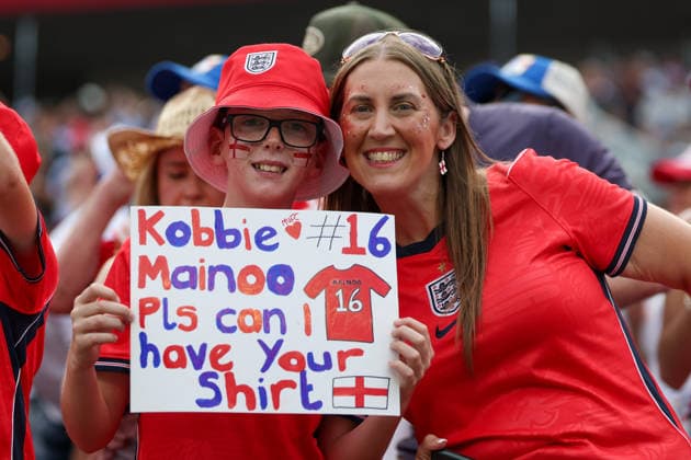 RECORD DATE NOT STATED 6th June 2026; Raymond James Stadium, Tampa, Florida, United States of America; Friendly International Football, England versus New Zealand; a young fan ask for the jersey of Kobbie Mainoo of England as he is with his mom DavidxBuono