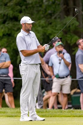 June 6, 2026, Dublin, Ohio, U.S: Scottie Scheffler lines up his shot during the third round of The Memorial Tournament at Muirfield Village Golf Club, Dublin, Ohio. PGA, Golf Herren Tour 2026 - The Memorial Tournament - Third Round  - ZUMAs304 20260606_zaf_s304_017 Copyright: xScottxStuartx