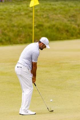 June 6, 2026, Dublin, Ohio, U.S: Scottie Scheffler chips to the green on the 5th hole during the third round of The Memorial Tournament at Muirfield Village Golf Club, Dublin, Ohio. PGA, Golf Herren Tour 2026 - The Memorial Tournament - Third Round  - ZUMAs304 20260606_zaf_s304_044 Copyright: xScottxStuartx