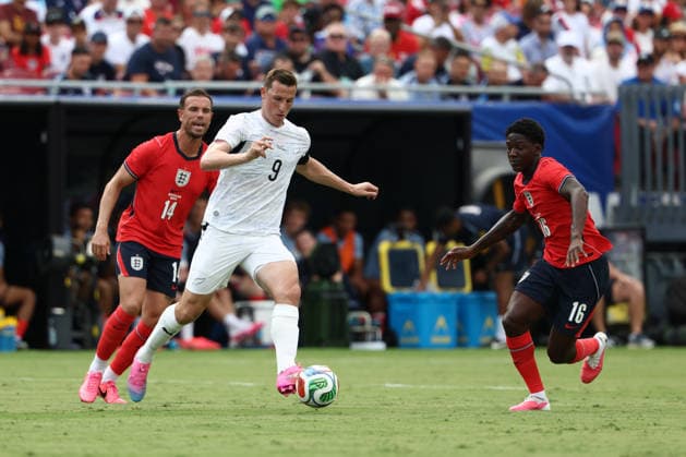 TAMPA, FL - JUNE 06: New Zealand forward Chris Wood (9) passes the ball clear as two defenders converge on him in the first half during the friendly soccer match between England and New Zealand on Saturday, June 6, 2026 at Raymond James Stadium in Tampa, FL (Photo by Peter Joneleit Icon Sportswire) SOCCER: JUN 06 England vs New Zealand EDITORIAL USE ONLY Icon260606024