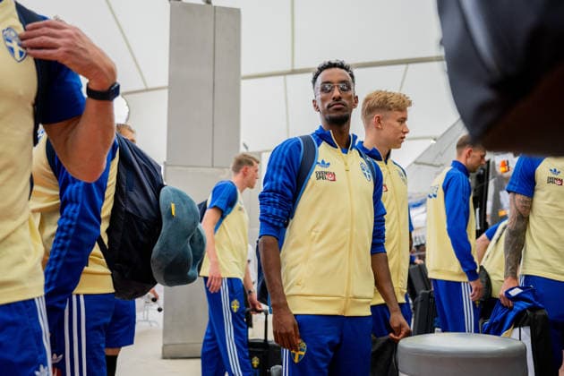 260606 Taha Ali of the Swedish national football team arrives at Dallas Fort Worth International Airport during day 5 ahead of the FIFA World Cup 2026 on June 6, 2026 in Dallas Photo Petter Arvidson BILDBYRAN kod PA PA1220 fotboll football soccer fotball vm fotbolls vm fotball vm fotbolls vm 2026 fifa world cup 2026 resa travel sverige sweden sverige a day 5 bbeng ankomst arrival  Copyright: PETTERxARVIDSON BB260606PA057