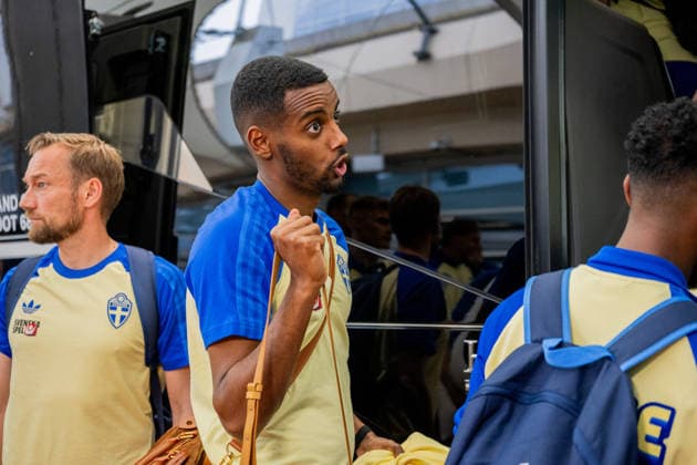 260606 Alexander Isak of the Swedish national football team arrives at Dallas Fort Worth International Airport during day 5 ahead of the FIFA World Cup 2026 on June 6, 2026 in Dallas Photo Petter Arvidson BILDBYRAN kod PA PA1220 fotboll football soccer fotball vm fotbolls vm fotball vm fotbolls vm 2026 fifa world cup 2026 resa travel sverige sweden sverige a day 5 bbeng ankomst arrival  Copyright: PETTERxARVIDSON BB260606PA059