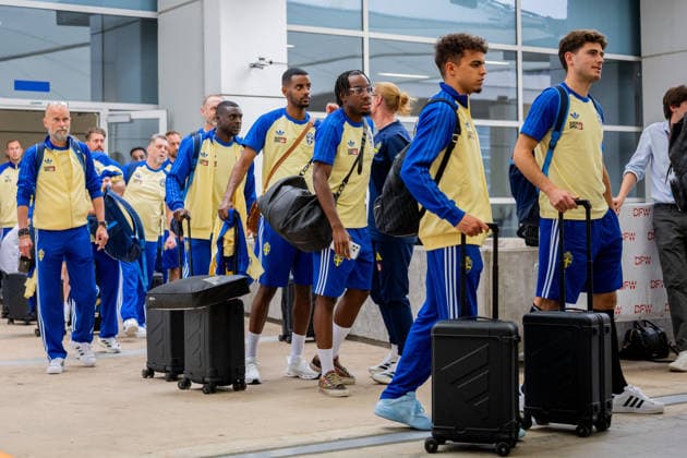 260606 Ken Sema, Alexander Isak, Yasin Ayari and Besfort Zeneli of the Swedish national football team arrives at Dallas Fort Worth International Airport during day 5 ahead of the FIFA World Cup 2026 on June 6, 2026 in Dallas Photo Petter Arvidson BILDBYRAN kod PA PA1220 fotboll football soccer fotball vm fotbolls vm fotball vm fotbolls vm 2026 fifa world cup 2026 resa travel sverige sweden sverige a day 5 bbeng ankomst arrival  Copyright: PETTERxARVIDSON BB260606PA063
