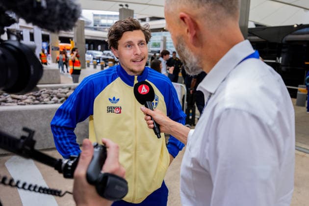 260606 Victor Nilsson Lindelöf of the Swedish national football team is being interviewed when the team arrives at Dallas Fort Worth International Airport during day 5 ahead of the FIFA World Cup 2026 on June 6, 2026 in Dallas Photo Petter Arvidson BILDBYRAN kod PA PA1220 fotboll football soccer fotball vm fotbolls vm fotbolls vm 2026 fifa world cup 2026 resa travel sverige sweden sverige a day 5 bbeng arrival arrival  Copyright: PETTERxARVIDSON BB260606PA066
