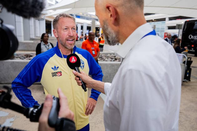 260606 Head coach Graham Potter of the Swedish national football team is being interviewed when the team arrives at Dallas Fort Worth International Airport during day 5 ahead of the FIFA World Cup 2026 on June 6, 2026 in Dallas Photo Petter Arvidson BILDBYRAN kod PA PA1220 fotboll football soccer fotball vm fotbolls vm fotball vm fotbolls vm 2026 fifa world cup 2026 resa travel sverige sweden sverige a day 5 bbeng ankomst arrival  Copyright: PETTERxARVIDSON BB260606PA067