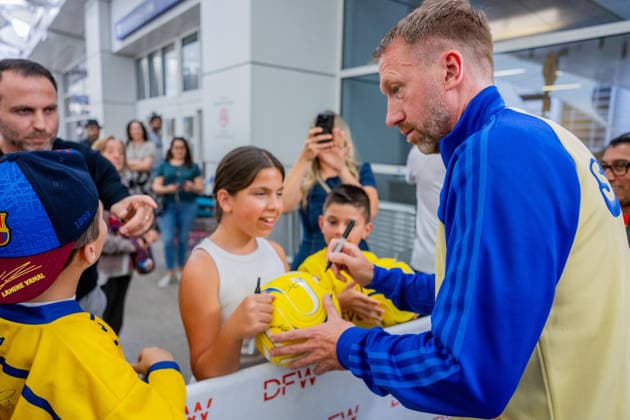 260606 Head coach Graham Potter of the Swedish national football team is writing autographs as the team arrives at Dallas Fort Worth International Airport during day 5 ahead of the FIFA World Cup 2026 on June 6, 2026 in Dallas Photo Petter Arvidson BILDBYRAN code PA PA1220 fotboll football soccer fotball vm fotbolls vm fotbolls vm fotbolls vm 2026 fifa world cup 2026 resa travel sverige sweden sverige a day 5 bbeng ankomst arrival  Copyright: PETTERxARVIDSON BB260606PA072