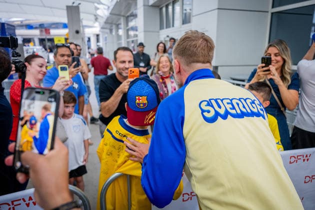 260606 Head coach Graham Potter of the Swedish national football team is writing autographs as the team arrives at Dallas Fort Worth International Airport during day 5 ahead of the FIFA World Cup 2026 on June 6, 2026 in Dallas Photo Petter Arvidson BILDBYRAN code PA PA1220 fotboll football soccer fotball vm fotbolls vm fotbolls vm fotbolls vm 2026 fifa world cup 2026 resa travel sverige sweden sverige a day 5 bbeng ankomst arrival  Copyright: PETTERxARVIDSON BB260606PA073