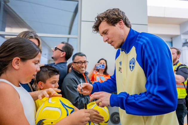 260606 Victor Nilsson Lindelöf of the Swedish national football team is writing autographs as the team arrives at Dallas Fort Worth International Airport during day 5 ahead of the FIFA World Cup 2026 on June 6, 2026 in Dallas Photo Petter Arvidson BILDBYRAN code PA PA1220 fotboll football soccer fotball vm fotbolls vm fotbolls vm vm 2026 fifa world cup 2026 resa travel sverige sweden sverige a day 5 bbeng arrival arrival  Copyright: PETTERxARVIDSON BB260606PA068