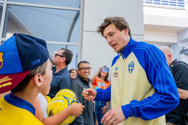 260606 Victor Nilsson Lindelöf of the Swedish national football team is writing autographs as the team arrives at Dallas Fort Worth International Airport during day 5 ahead of the FIFA World Cup 2026 on June 6, 2026 in Dallas Photo Petter Arvidson BILDBYRAN code PA PA1220 fotboll football soccer fotball vm fotbolls vm fotbolls vm vm 2026 fifa world cup 2026 resa travel sverige sweden sverige a day 5 bbeng arrival arrival  Copyright: PETTERxARVIDSON BB260606PA069