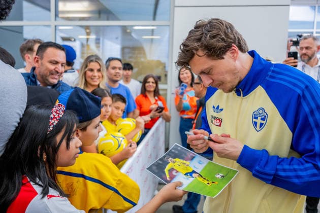 260606 Victor Nilsson Lindelöf of the Swedish national football team is writing autographs as the team arrives at Dallas Fort Worth International Airport during day 5 ahead of the FIFA World Cup 2026 on June 6, 2026 in Dallas Photo Petter Arvidson BILDBYRAN code PA PA1220 fotboll football soccer fotball vm fotbolls vm fotbolls vm vm 2026 fifa world cup 2026 resa travel sverige sweden sverige a day 5 bbeng arrival arrival  Copyright: PETTERxARVIDSON BB260606PA070
