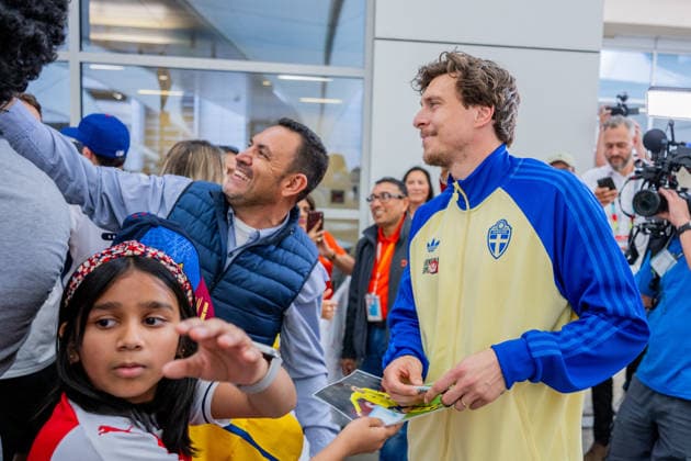 260606 Victor Nilsson Lindelöf of the Swedish national football team is writing autographs as the team arrives at Dallas Fort Worth International Airport during day 5 ahead of the FIFA World Cup 2026 on June 6, 2026 in Dallas Photo Petter Arvidson BILDBYRAN code PA PA1220 fotboll football soccer fotball vm fotbolls vm fotbolls vm vm 2026 fifa world cup 2026 resa travel sverige sweden sverige a day 5 bbeng arrival arrival  Copyright: PETTERxARVIDSON BB260606PA071