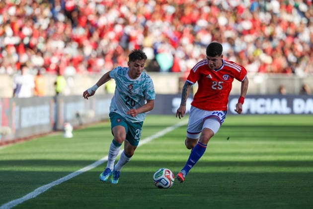 Francisco Conceicao Portugal , Agustin Arce Chile in action, with the ball during the international friendly match between Portugal and Chile at Estadio Nacional do Jamor on June 6, 2026, in Oeiras, Portugal The match serves as preparation for the 2026 FIFA World Cup in the United States Copyright: JoaquimxFerreira