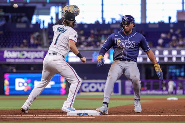 MLB, Baseball Herren, USA - Miami Marlins vs Tampa Bay Rays Tampa Bay Rays Second Baseman Richie Palacios (R) attempts to get back to first base as Miami Marlins First Baseman Connor Norby tries to tag him during the Major League Baseball (MLB) game between the Miami Marlins and the Tampa Bay Rays in Miami, Florida, USA, 06 June 2026. MIAMI FLORIDA United States  Copyright: xCRISTOBALxHERRERA-ULASHKEVICHx