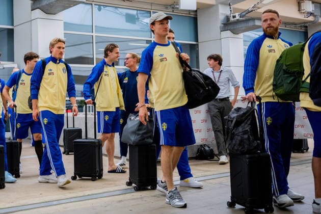 260606 Carl Starfelt, Mattias Svanberg, Hjalmar Ekdal and goalkeeper Viktor Johansson of the Swedish national football team arrives at Dallas Fort Worth International Airport during day 5 ahead of the FIFA World Cup 2026 on June 6, 2026 in Dallas Photo Petter Arvidson BILDBYRAN kod PA PA1220 fotboll football soccer fotball vm fotbolls vm fotbolls vm fotbolls vm 2026 fifa world cup 2026 resa travel sverige sweden sverige a day 5 bbeng ankomst arrival  Copyright: PETTERxARVIDSON BB260606PA078