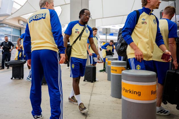 260606 Anthony Elanga of the Swedish national football team arrives at Dallas Fort Worth International Airport during day 5 ahead of the FIFA World Cup 2026 on June 6, 2026 in Dallas Photo Petter Arvidson BILDBYRAN kod PA PA1220 fotboll football soccer fotball vm fotbolls vm fotball vm fotbolls vm 2026 fifa world cup 2026 resa travel sverige sweden sverige a day 5 bbeng ankomst arrival  Copyright: PETTERxARVIDSON BB260606PA080