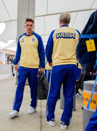 260606 Viktor Gyökeres of the Swedish national football team arrives at Dallas Fort Worth International Airport during day 5 ahead of the FIFA World Cup 2026 on June 6, 2026 in Dallas Photo Petter Arvidson BILDBYRAN kod PA PA1220 fotboll football soccer fotball vm fotbolls vm fotball vm fotbolls vm 2026 fifa world cup 2026 resa travel sverige sweden sverige a day 5 bbeng arrival arrival  Copyright: PETTERxARVIDSON BB260606PA081