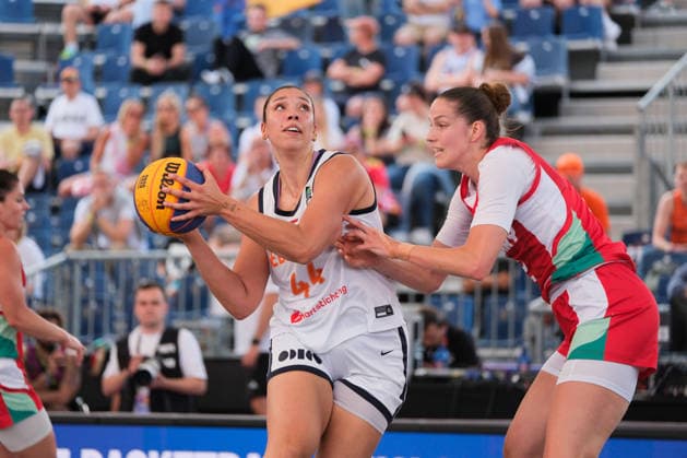 June 6, 2026, Warsaw, Masovian Voivodeship, Poland: Netherlands ZOE SLAGTER (44) and Hungary s VIRAG TAKACS-KISS (2) in action during a FIBA 3x3 Basketball World Cup women s quarter-final game between Netherlands and Hungary in Warsaw, Poland. Basketball 2026: FIBA 3x3 World Cup Women s Quarterfinal: Netherlands 21:20 Hungary  - ZUMAk204 20260606_zip_k204_032 Copyright: xRomanxKozielx