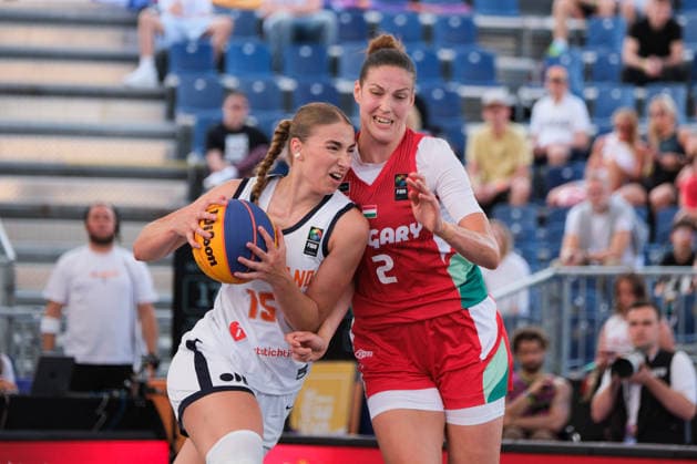 June 6, 2026, Warsaw, Masovian Voivodeship, Poland: Netherlands LOTTE VAN KRUISTUM (15) and Hungary s VIRAG TAKACS-KISS (2) in action during a FIBA 3x3 Basketball World Cup women s quarter-final game between Netherlands and Hungary in Warsaw, Poland. Basketball 2026: FIBA 3x3 World Cup Women s Quarterfinal: Netherlands 21:20 Hungary  - ZUMAk204 20260606_zip_k204_033 Copyright: xRomanxKozielx
