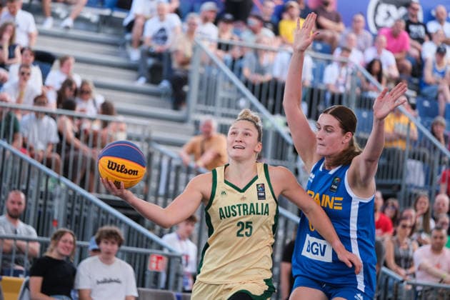 June 6, 2026, Warsaw, Masovian Voivodeship, Poland: Australia s AMY ATWELL (25) and Ukraine s KATERYNA KOVAL (6) in action during a FIBA 3x3 Basketball World Cup women s quarter-final game between Australia and Ukraine in Warsaw, Poland. Basketball 2026: FIBA 3x3 World Cup Women s Quarterfinal: Australia 21:10 Ukraine  - ZUMAk204 20260606_zip_k204_042 Copyright: xRomanxKozielx