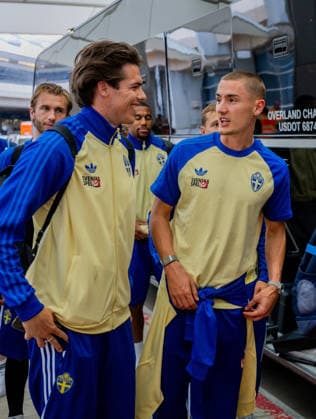 260606 Goalkeeper Jacob Widell Zetterström and Gustaf Lagerbielke of the Swedish national football team arrives at Dallas Fort Worth International Airport during day 5 ahead of the FIFA World Cup 2026 on June 6, 2026 in Dallas Photo Petter Arvidson BILDBYRAN kod PA PA1220 fotboll football soccer fotball vm fotbolls vm fotball vm fotbolls vm 2026 fifa world cup 2026 resa travel sverige sweden sverige a day 5 bbeng arrival arrival  Copyright: PETTERxARVIDSON BB260606PA088