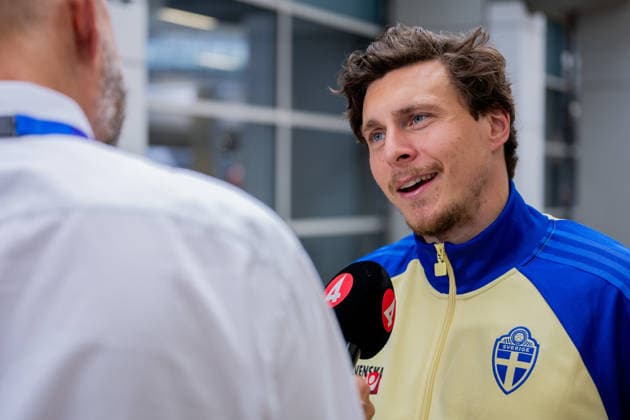 260606 Victor Nilsson Lindelöf of the Swedish national football team is being interviewed when the team arrives at Dallas Fort Worth International Airport during day 5 ahead of the FIFA World Cup 2026 on June 6, 2026 in Dallas Photo Petter Arvidson BILDBYRAN kod PA PA1220 fotboll football soccer fotball vm fotbolls vm fotbolls vm 2026 fifa world cup 2026 resa travel sverige sweden sverige a day 5 bbeng arrival arrival  Copyright: PETTERxARVIDSON BB260606PA092