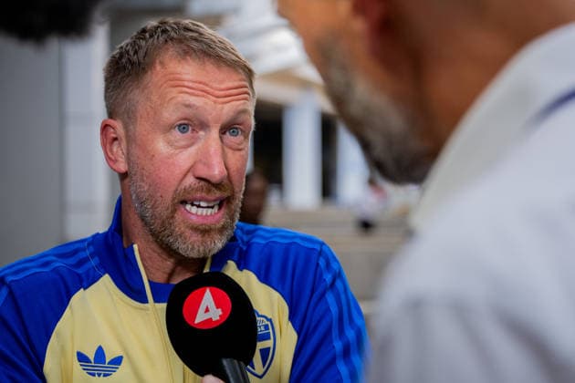 260606 Head coach Graham Potter of the Swedish national football team is being interviewed when the team arrives at Dallas Fort Worth International Airport during day 5 ahead of the FIFA World Cup 2026 on June 6, 2026 in Dallas Photo Petter Arvidson BILDBYRAN kod PA PA1220 fotboll football soccer fotball vm fotbolls vm fotball vm fotbolls vm 2026 fifa world cup 2026 resa travel sverige sweden sverige a day 5 bbeng ankomst arrival  Copyright: PETTERxARVIDSON BB260606PA093